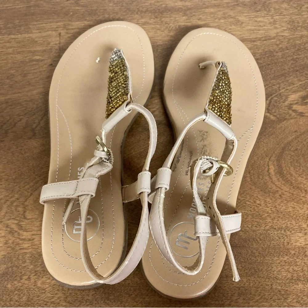 5/$15 Mootsies Tootsies Tan & Beaded Flat Sandals 6M